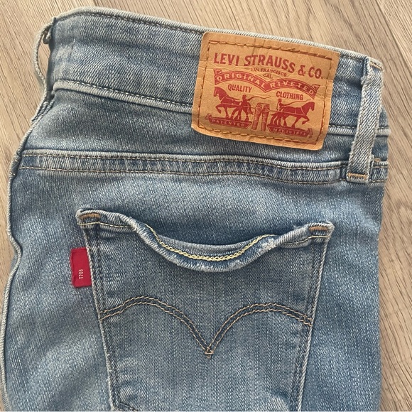 Levi Distressed Skinny Jeans - Picture 3 of 8